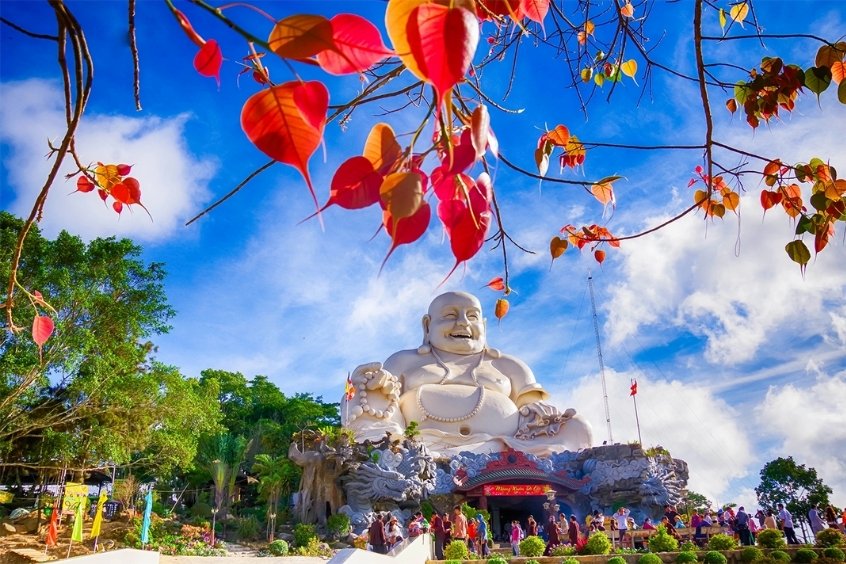 Tượng Phật Di Lặc trên đỉnh núi Cấm