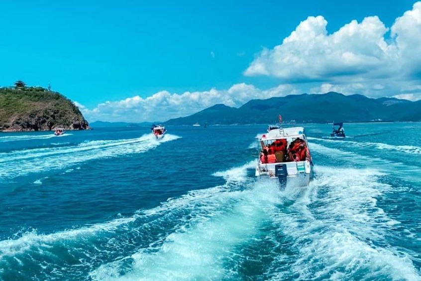 Đi cano ra biển có an toàn cho trẻ em không