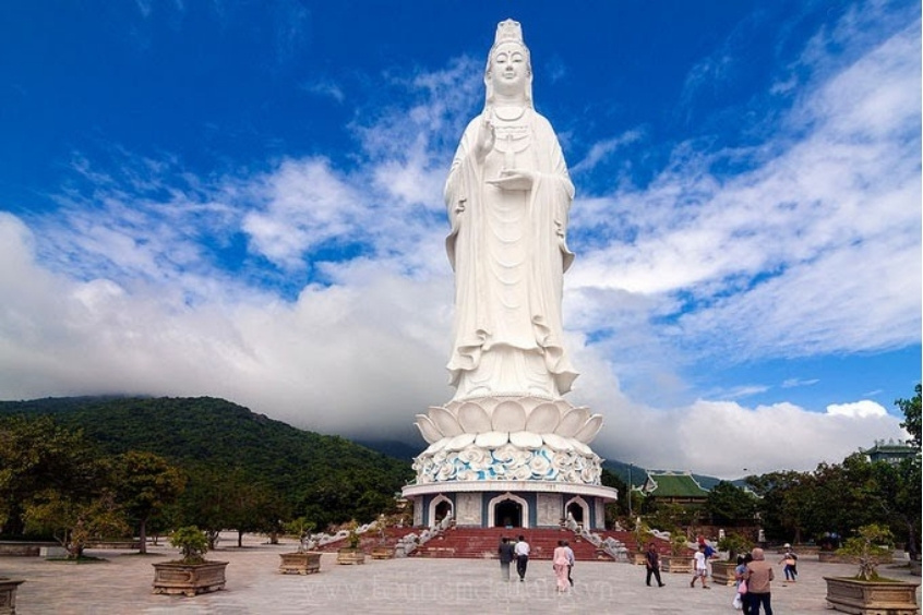 Tượng Phật bà chùa Linh Ứng